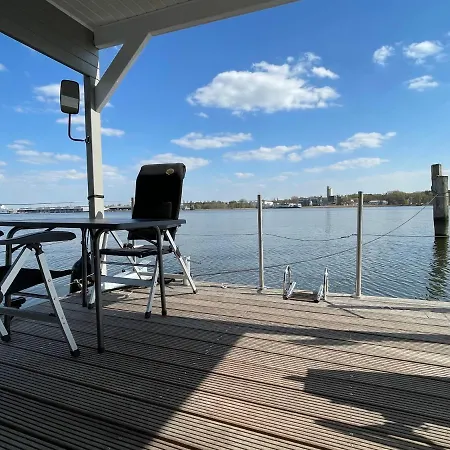 Botel Hausboot Janne Inclusive Kanu Nach Verfuegbarkeit Sup Und Wlan 50 Mbit S Flat Lubeck